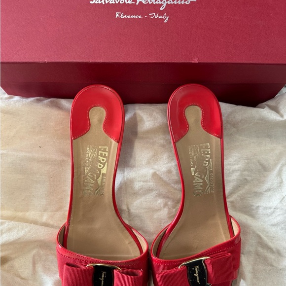 Ferragamo open toe red sandal with a tiny heel - Picture 2 of 6